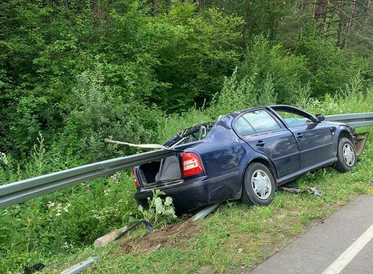 На Львівщині металевий відбійник проштрикнув легковик