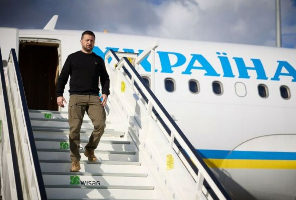 Зеленский прилетел в Париж Зеленский прилетел в Париж