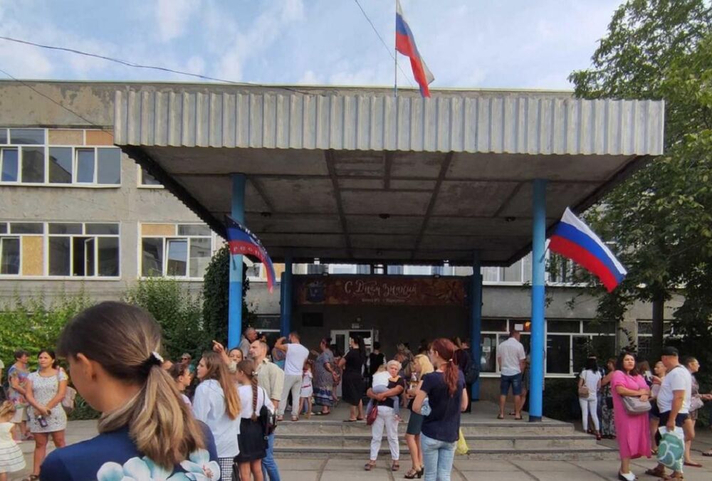 Первоклассникам Мариуполя рассказывают, что Украина – это ”нация, выдуманная нацистами” Первоклассникам Мариуполя рассказывают, что Украина – это ”нация, выдуманная нацистами”