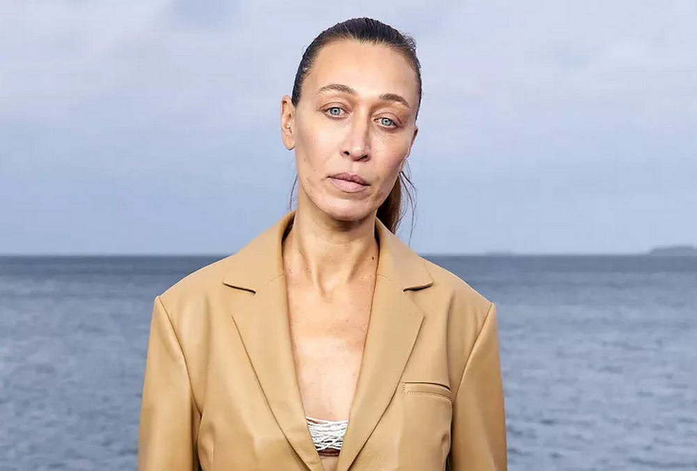 38-річна сестра Белли та Джіджі Хадід дебютувала на подіумі