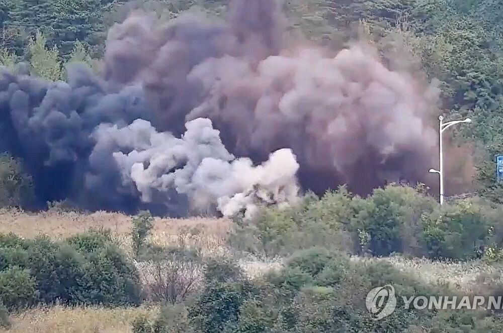 КНДР взорвала дороги, соединяющие Северную Корею с Южной: видео