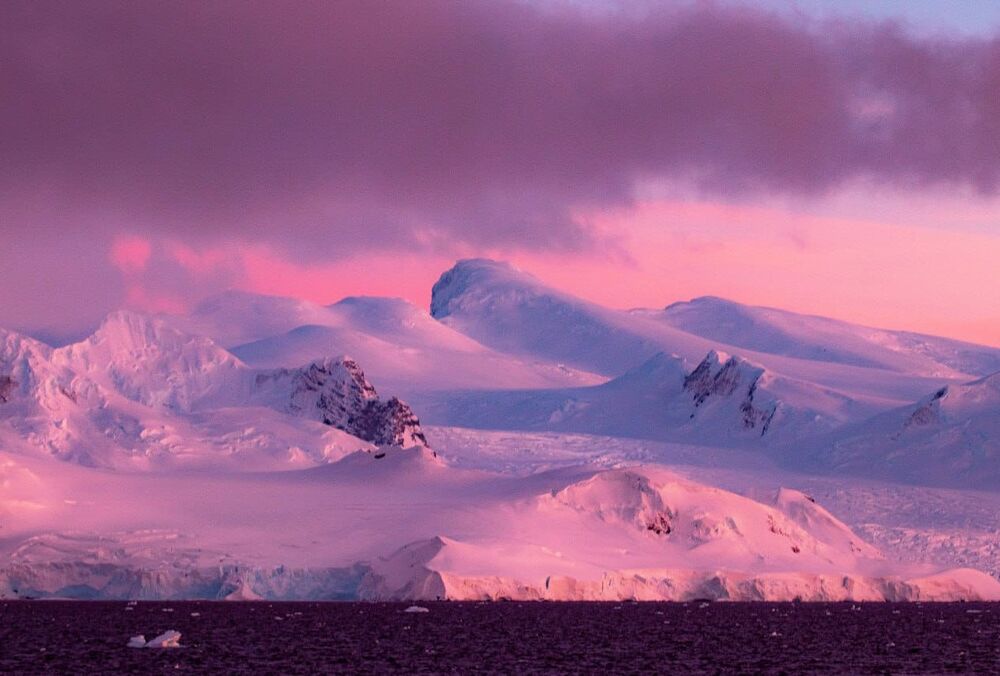 Полярники показали Антарктиду в цветах ”Барби”: удивительные фото
