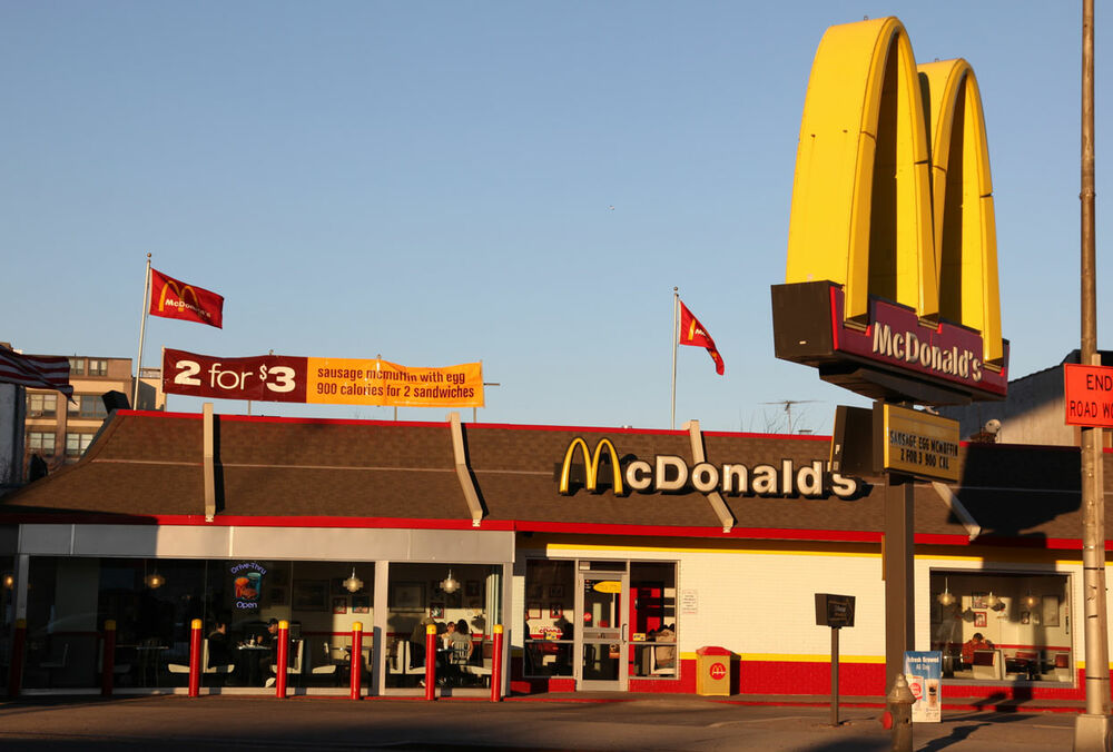 В Стокгольме открылся барбершоп, где делают прическу в форме логотипа McDonald’s В Стокгольме открылся барбершоп, где делают прическу в форме логотипа McDonald’s