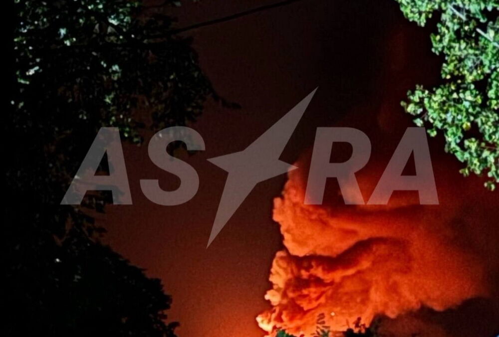 У Воронезькій області після атаки БПЛА горить і детонує склад боєприпасів: кадри