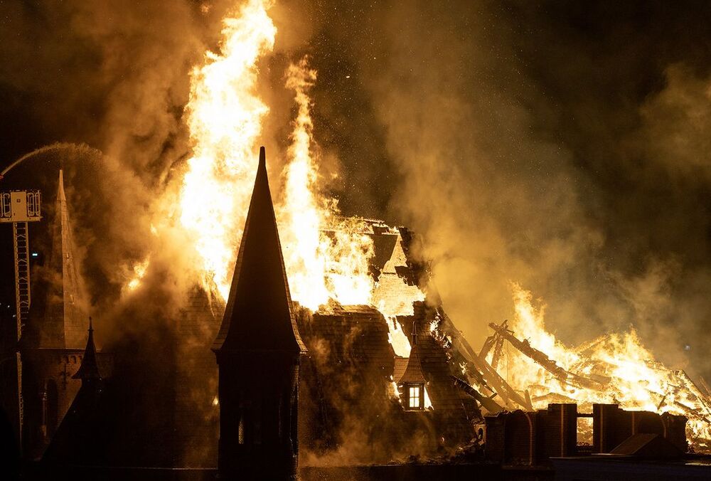 В новогоднюю ночь в Амстердаме сгорела старинная церковь: причиной может быть фейерверк