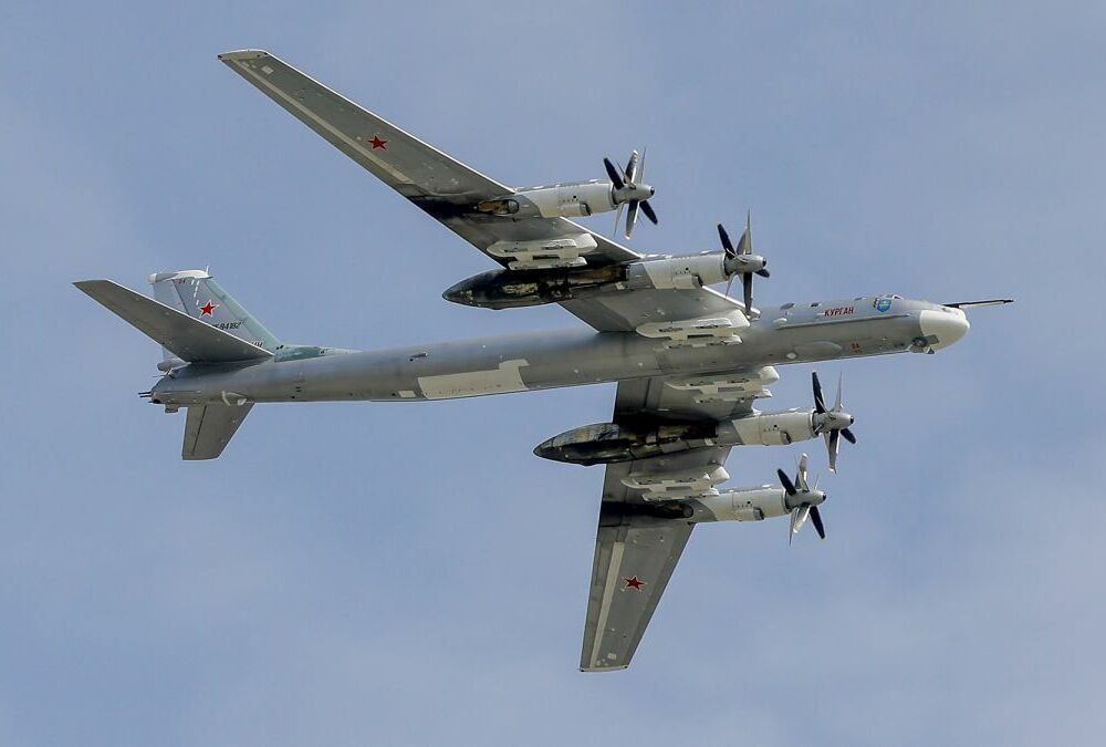 В РФ сообщили об атаке беспилотниками по аэродрому ”Энгельс”