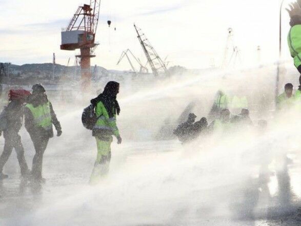 В Италии акцию антивакцинаторов разогнали водометами - ВИДЕО