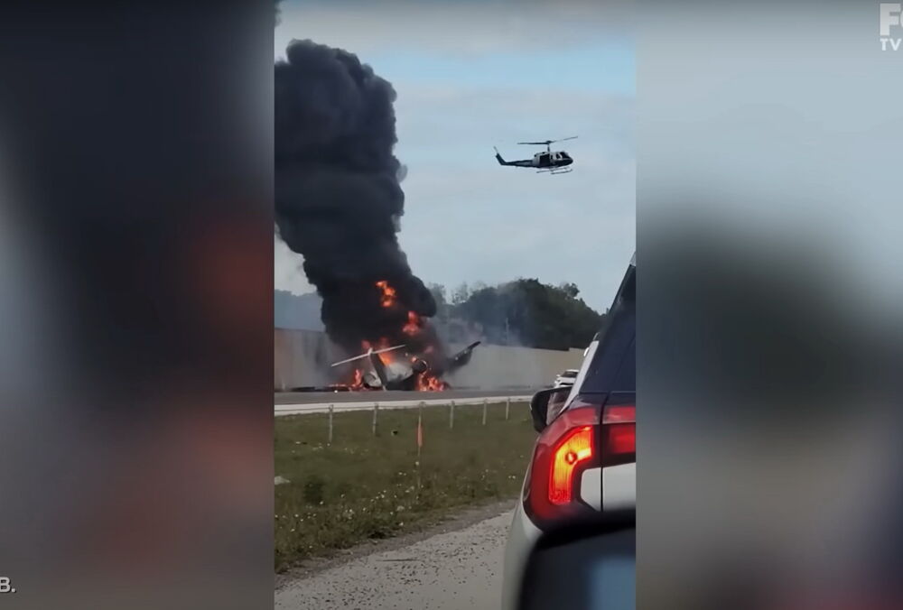 В США на шоссе упал самолет, есть погибшие: видео