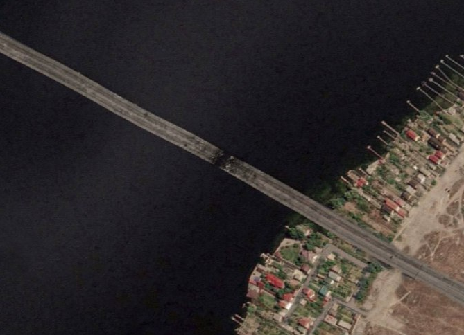 У Зеленського закликали окупантів тікати з Херсона: як зараз виглядає Антонівський міст