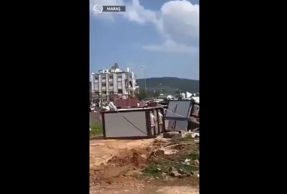 Потужний шторм у Туреччині знищив наметове містечко жертв землетрусу: відео