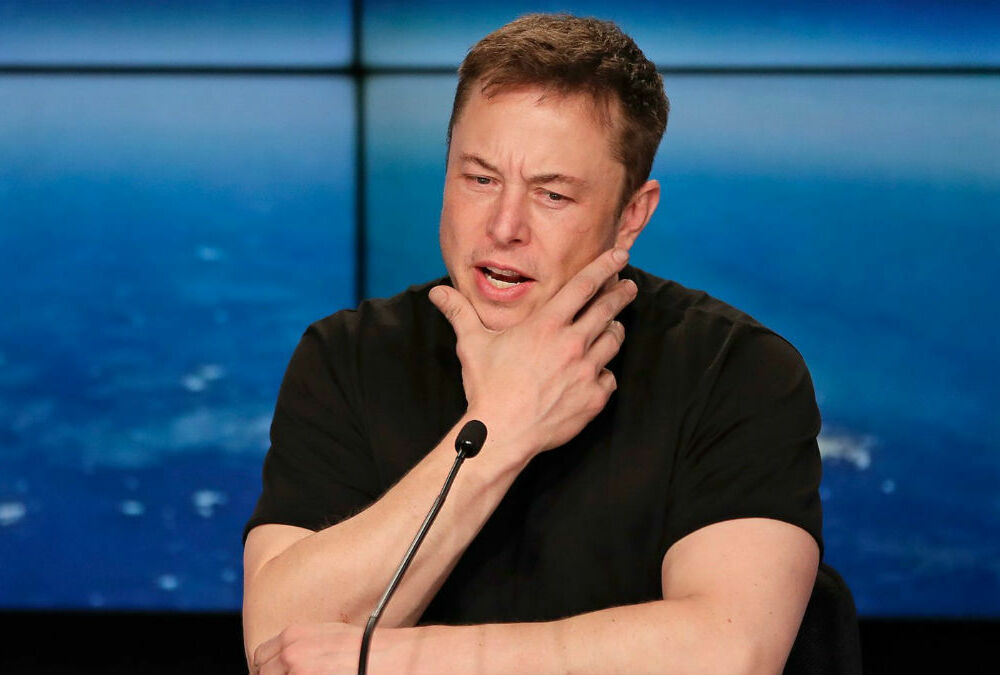 ”Подумываю уйти”: Маск озадачил подписчиков новым предложением 