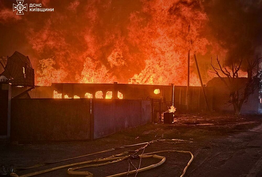 В Киевской области продолжается ликвидация пожара после российской атаки: фото