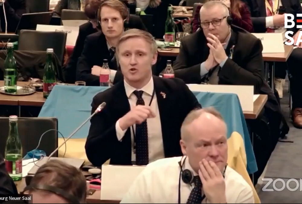 Латвийский депутат на заседании ОБСЕ послал делегацию РФ по курсу военного корабля: видео