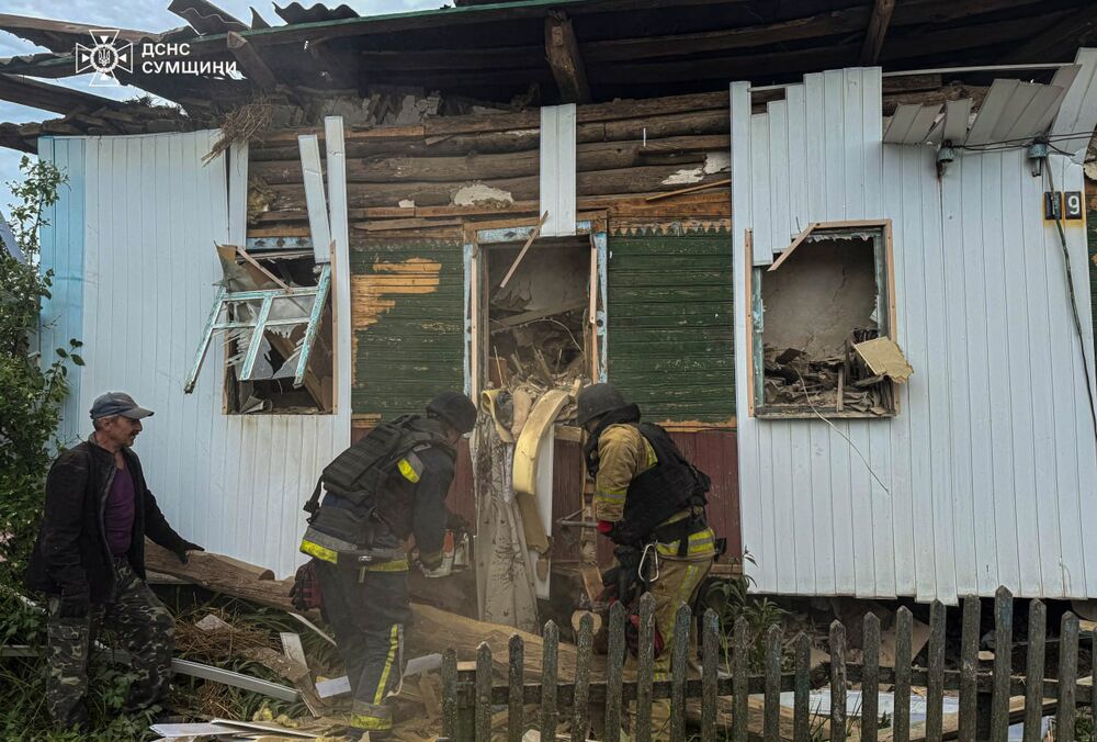 Российские военные сбросили авиабомбы на приграничье Сумщины: есть погибшая