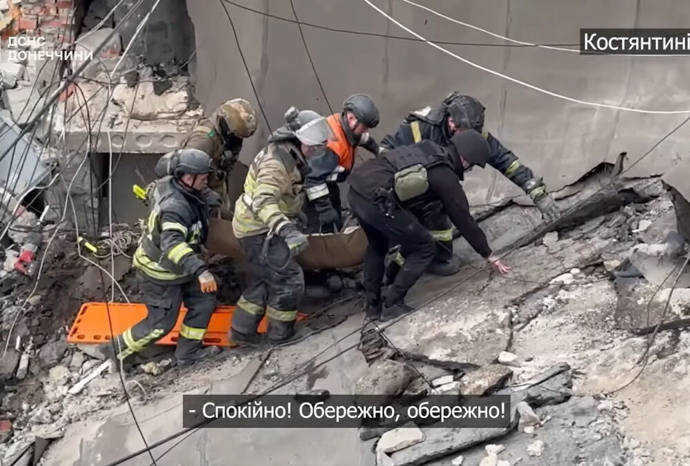 У Костянтинівці жінка майже добу провела під завалами та вижила: відео