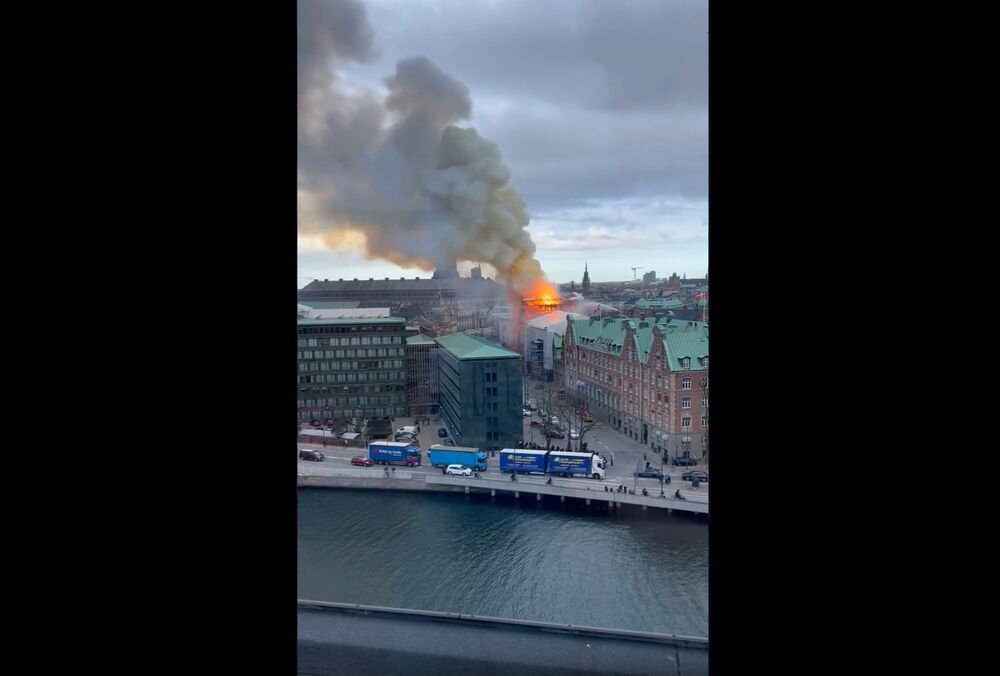 В Копенгагене горит старейшая в мире биржа: видео