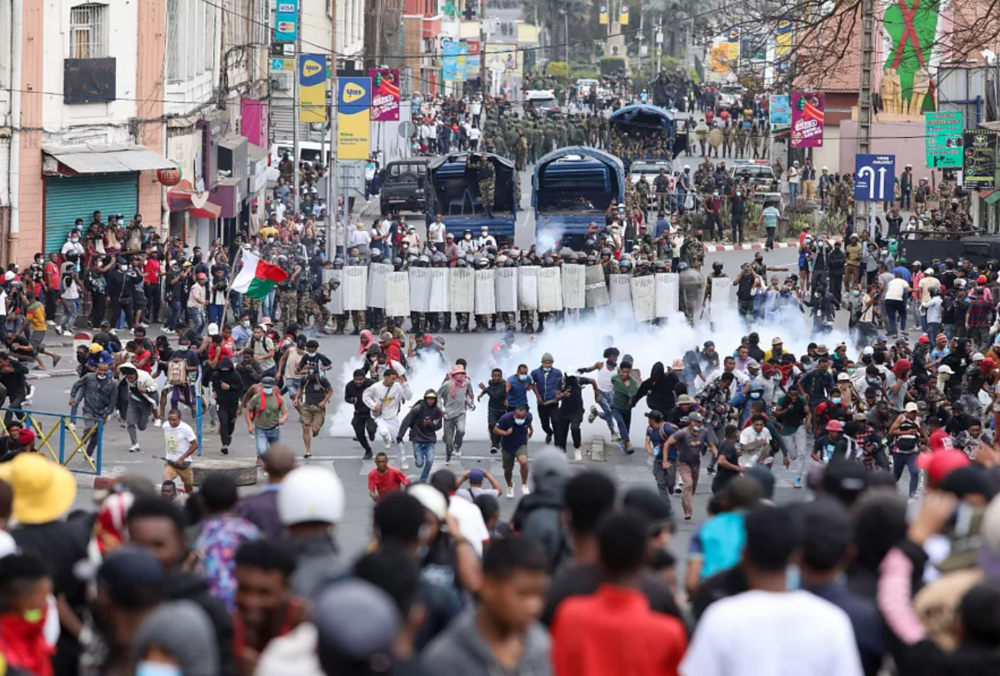 Президент Мадагаскара сбежал из страны на фоне протестов