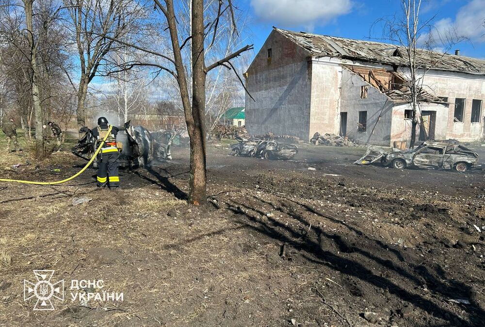 Россия нанесла авиаудар по Сумской области: есть погибшие (фото) Россия нанесла авиаудар по Сумской области: есть погибшие (фото)