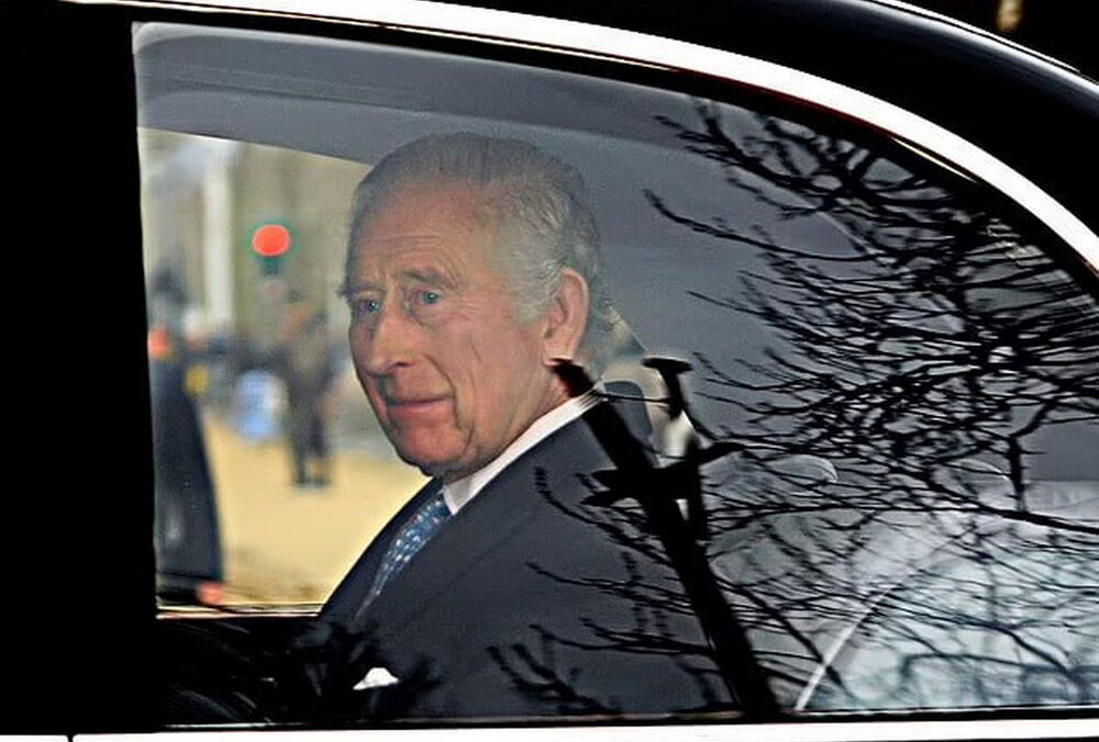 На фоні чуток про смерть короля Чарльза ІІІ у Букінгемському палаці показали його нові фото