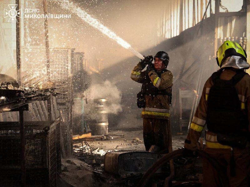 Через російський удар по Миколаївщині спалахнула масштабна пожежа