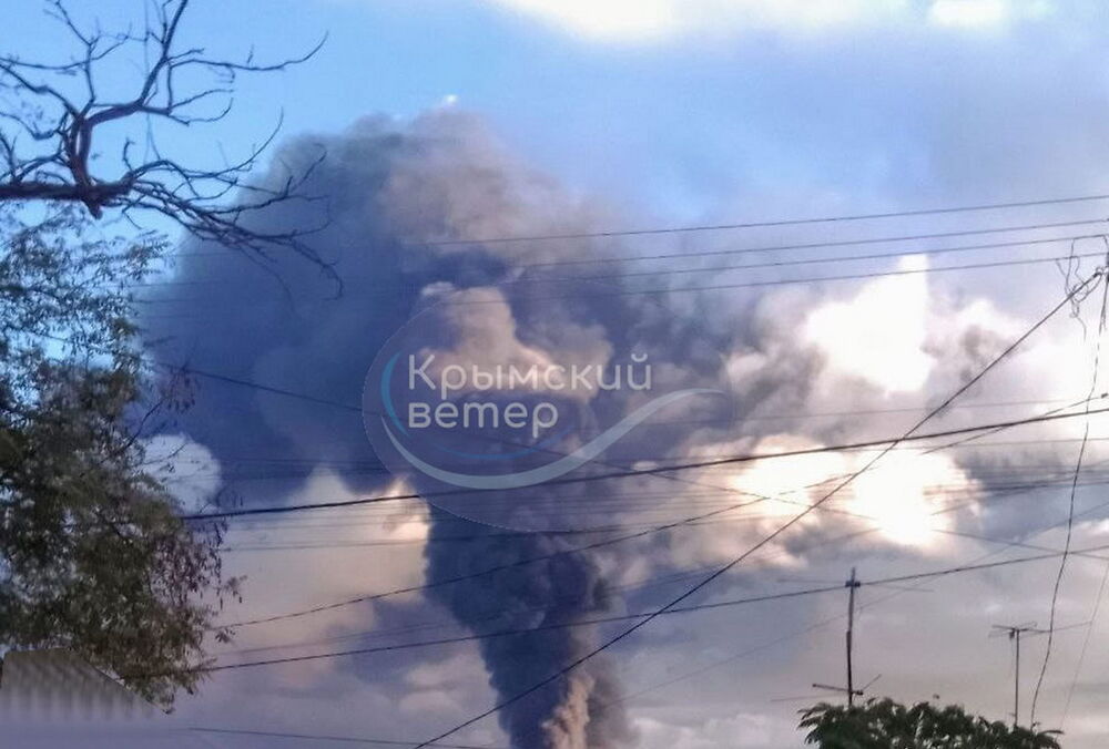 Нефтебаза в Феодосии горит четвертый день: оккупанты предупредили об ухудшении качества питьевой воды