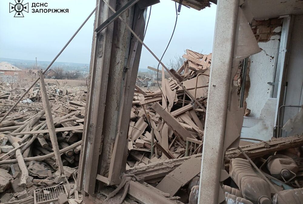 У Запорізькій області рятувальники дістали жінку з-під завалів після російського обстрілу