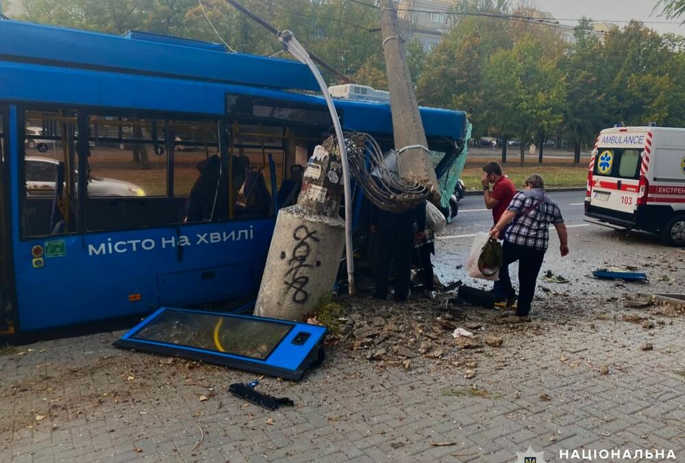 В Николаеве троллейбус врезался в столб: среди пострадавших есть дети