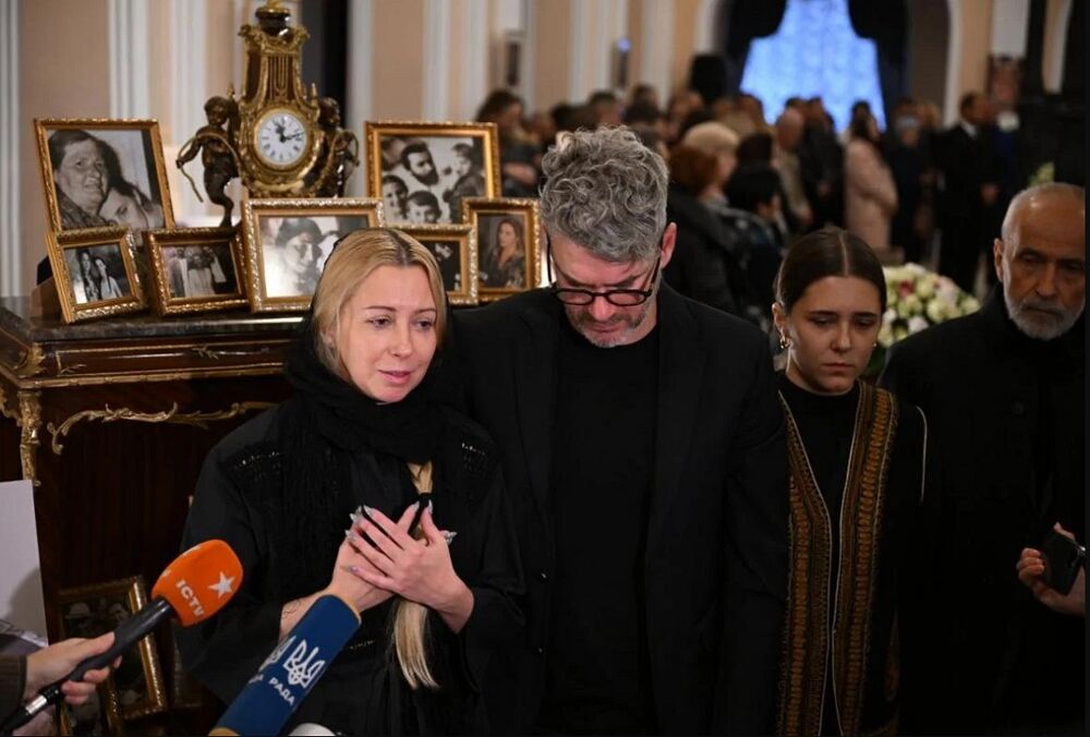 ”Вона просила, щоб згадали щось хороше”: донька Матвієнко розплакалася на похороні матері