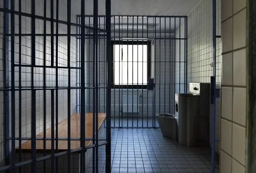 Зеленський підписав закон, що дозволяє відправити засуджених на фронт: звільнитися можуть близько 5 тис. осіб