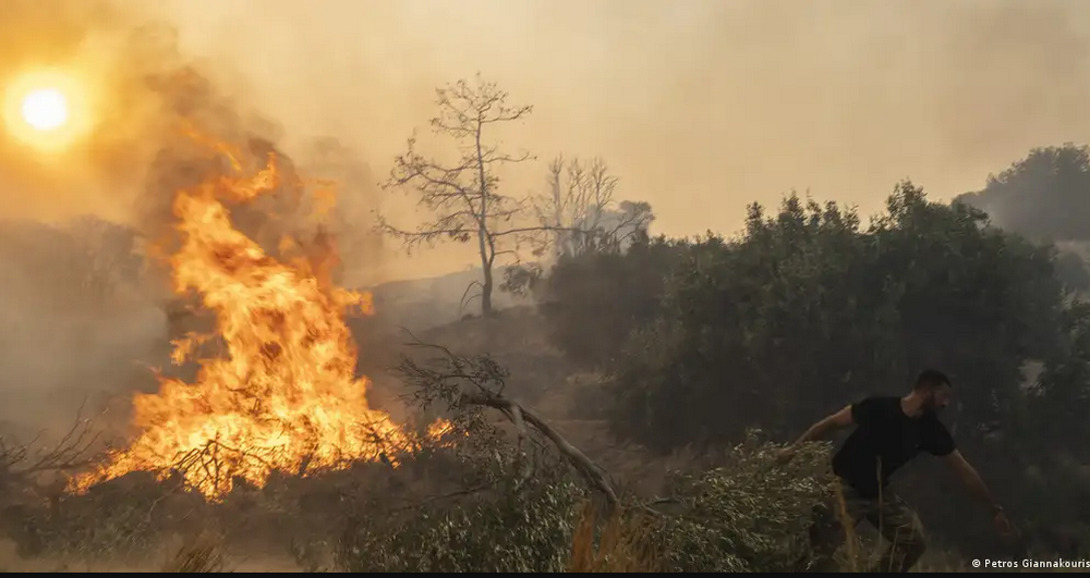 Лесные пожары в Греции добрались до склада с боеприпасами: прогремел взрыв (видео)