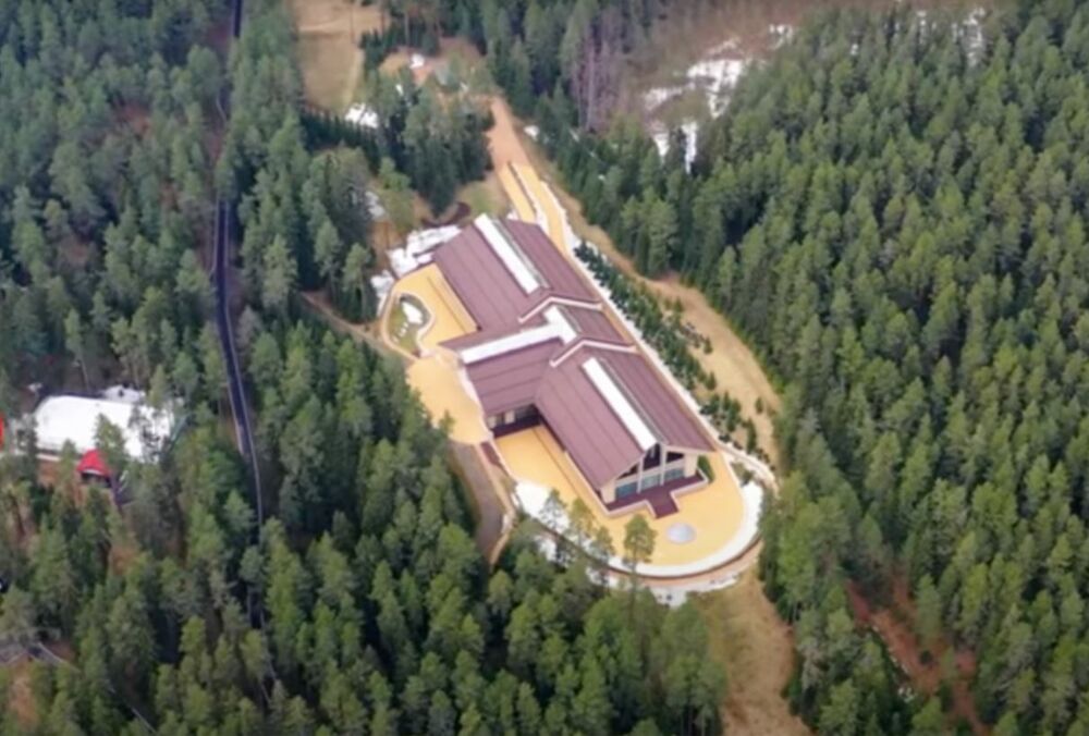 Атака по нефтебазе в Петербурге: один дрон летел над дворцом Путина на Валдае