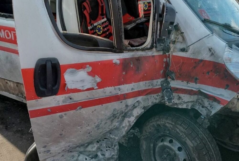 Росіяни атакували дронами авто швидкої та поліції на Харківщині