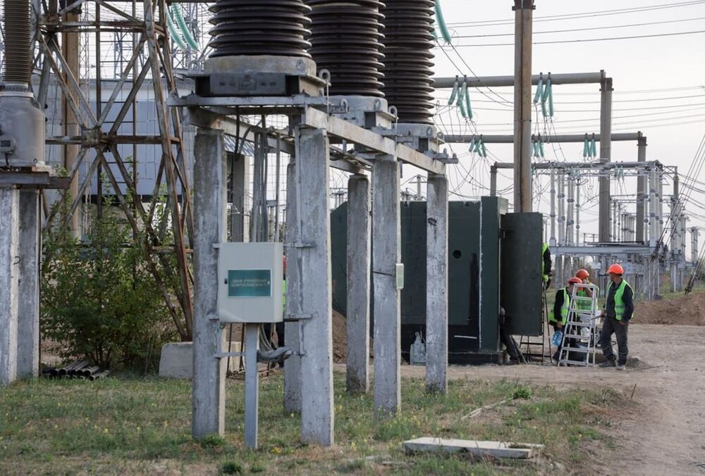 Сразу в нескольких областях Украины ввели аварийные отключения