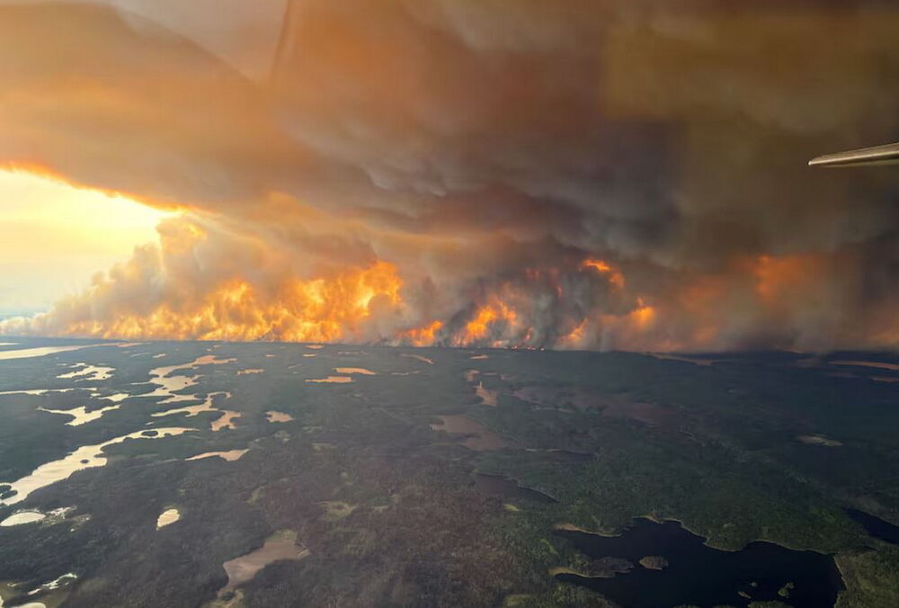 В Канаде из-за лесных пожаров эвакуируют 17 тысяч жителей провинции Манитоба