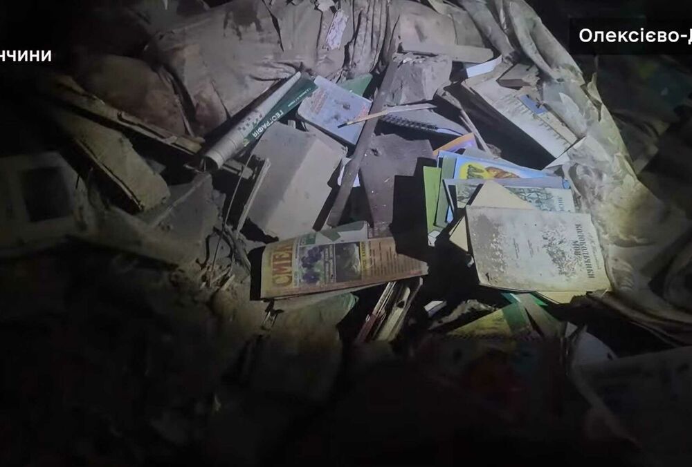 Авиаудар по Алексеево-Дружковке: из-под завалов достали тела погибших