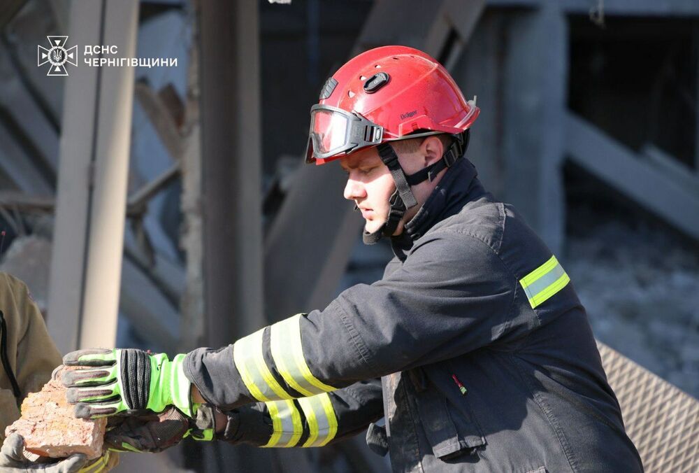 У Чернігові під завалами залишаються двоє людей