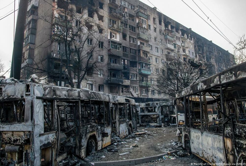 В захваченном Мариуполе обнаружили свыше 10 тысяч новых могил 