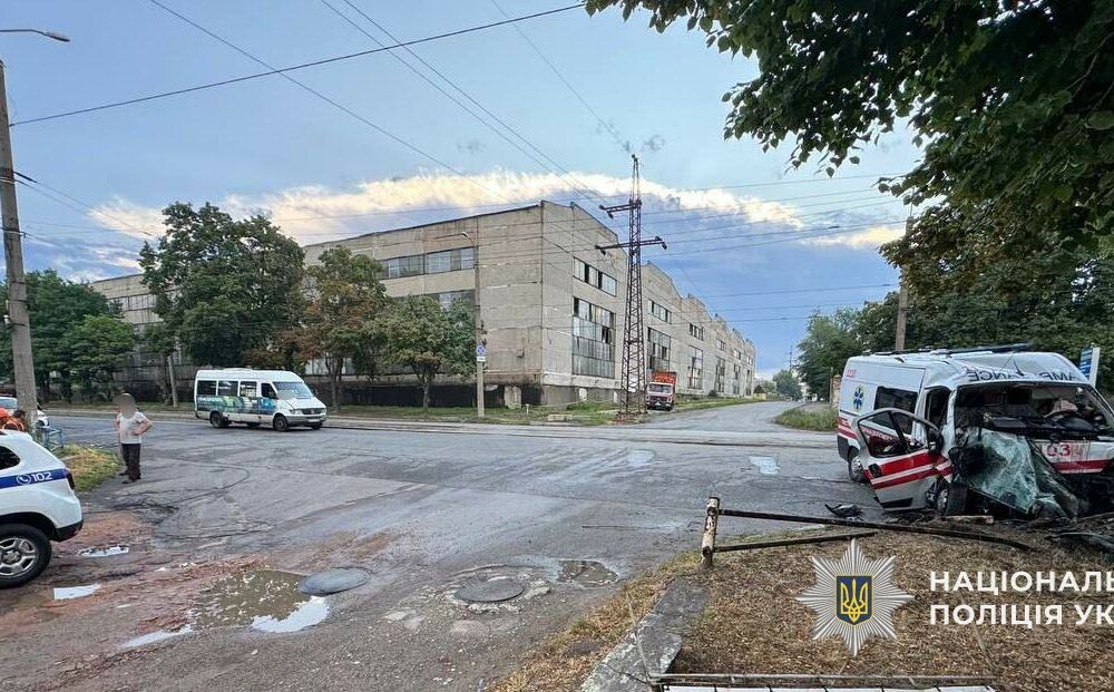 В Днепре ”скорая” съехала с дороги и врезалась в столб: один медик погиб (фото)