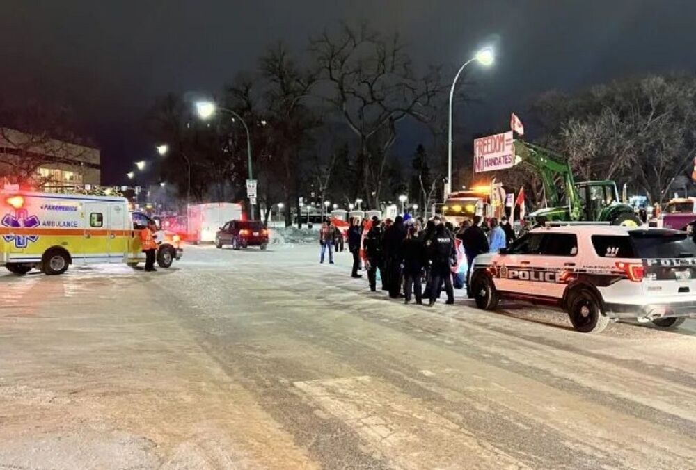 У Канаді позашляховик в'їхав у натовп протестувальників проти ковід-обмежень