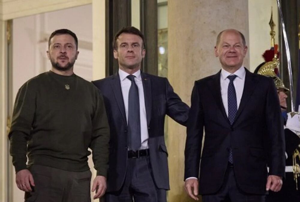 СМИ: Макрон и Шольц в феврале пытались уговорить Зеленского пойти на переговоры с Россией	 СМИ: Макрон и Шольц в феврале пытались уговорить Зеленского пойти на переговоры с Россией
