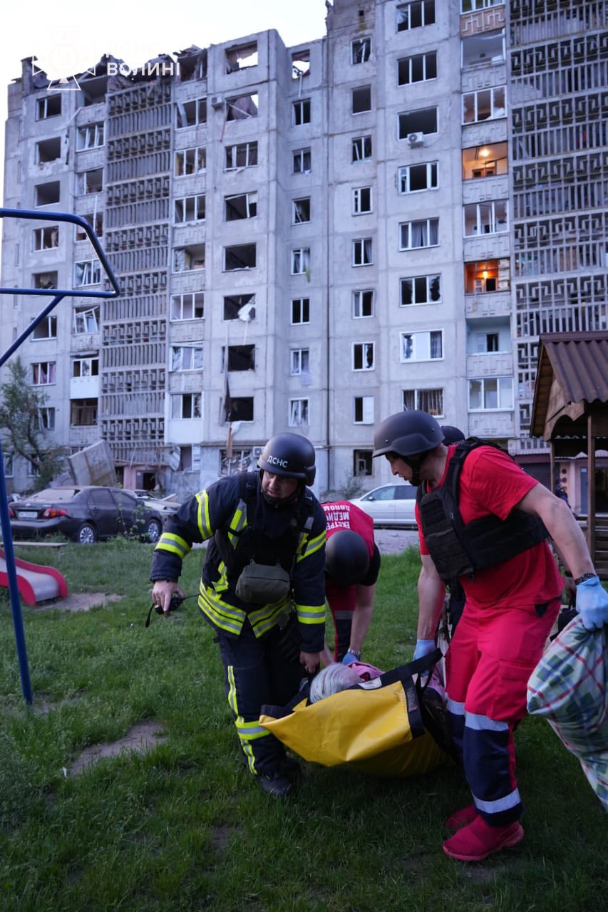 У мережі з'явилися кадри ракетного удару по Луцьку: у місті вже 15 постраждалих — фото 7