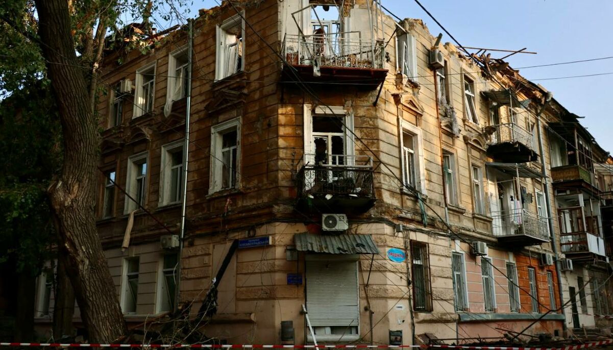 Роддом, станция медпомощи, жилые дома повреждены в результате атаки на Одессу: погибли двое