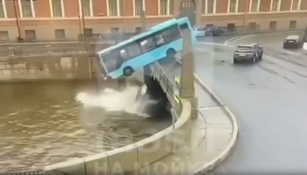 В Санкт-Петербурге пассажирский автобус упал в реку - Видео