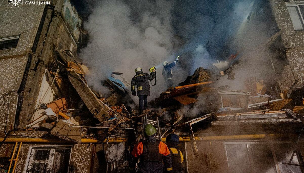 Атака шахедов на Сумы: под завалами дома погибли люди