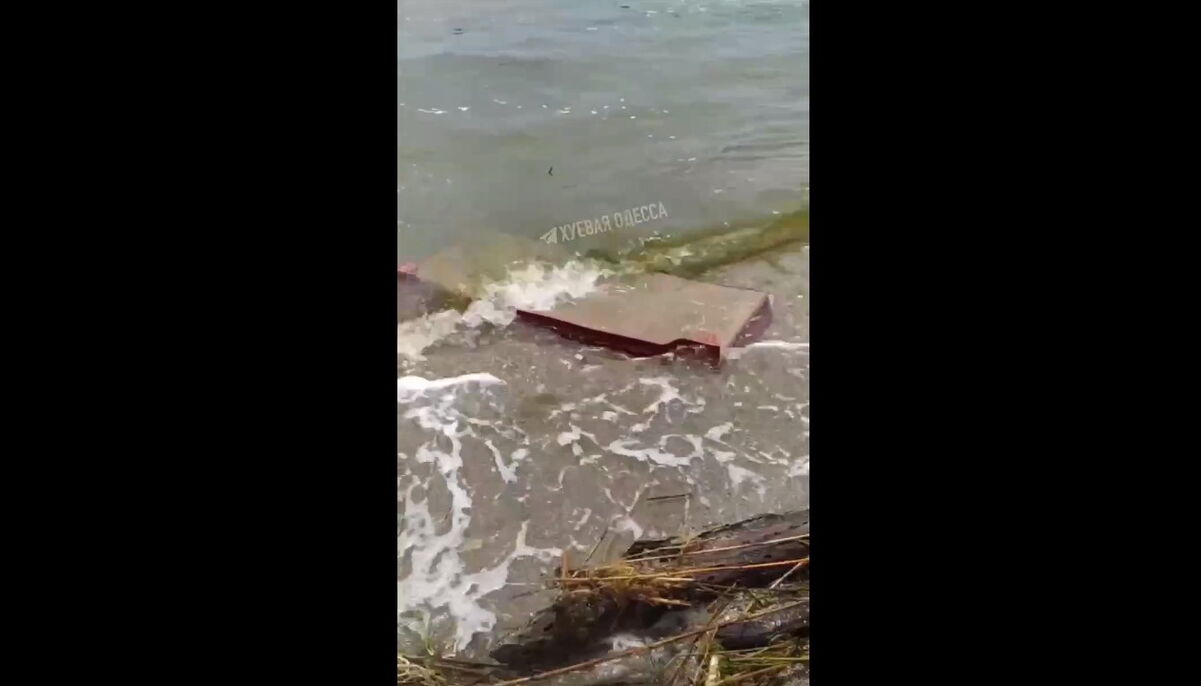 В Одессе на пляже видят мебель и дома, которые приносит вода из Херсонской  области | Postfuctum.info