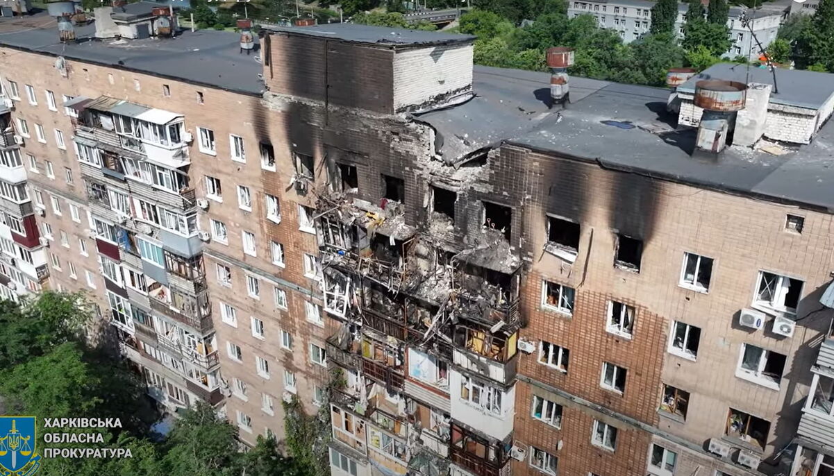 На территории предприятия в Харькове, которое обстреляли россияне, могут быть заблокированными 6 работников