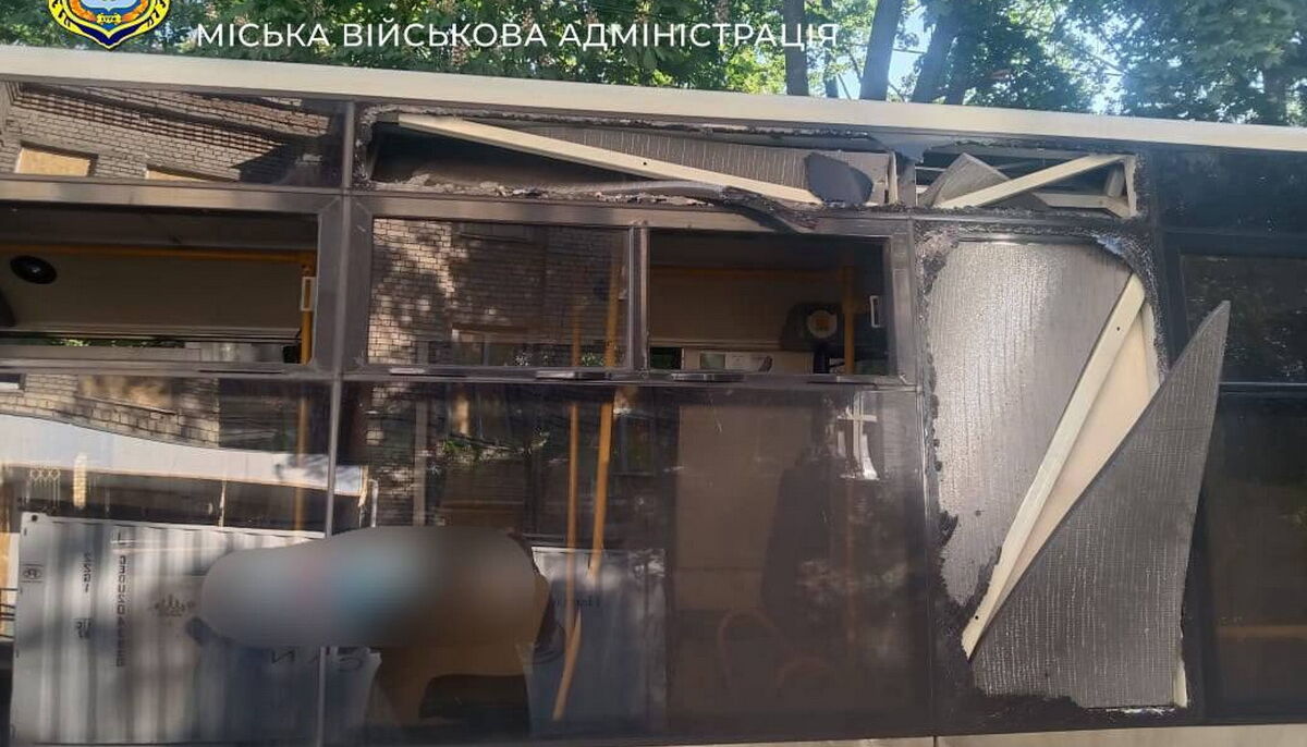 З'явилися фото атакованого дроном автобуса у Херсоні: зростає кількість поранених
