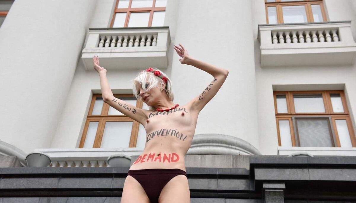 Активистка Femen оголилась под Офисом президента