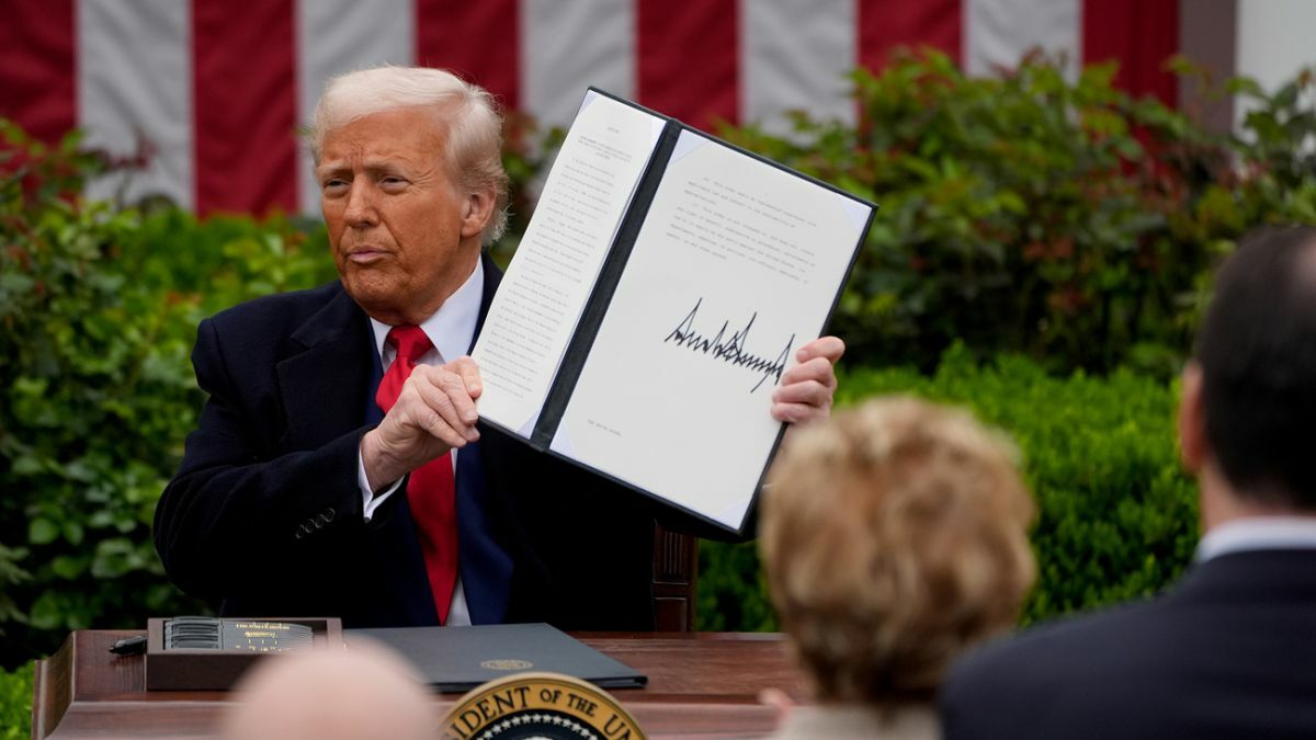 Трамп поднял пошлины на товары из Китая до 145%