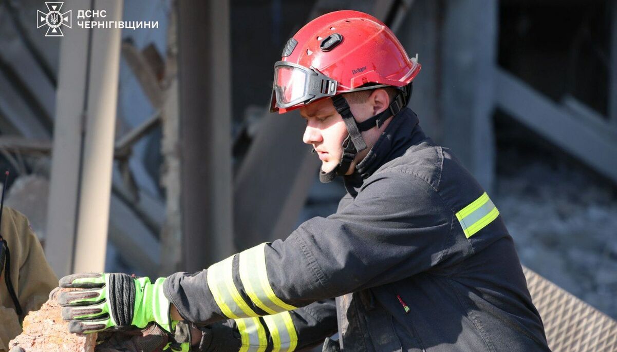 У Чернігові під завалами залишаються двоє людей